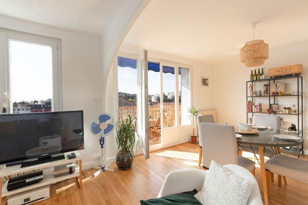 Cabana & Grand Appartement Cosy - Parking & Balcon ヴィルフランシュ・シュル・ソーヌ エクステリア 写真